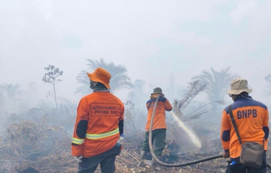 Operasi Gabungan Darat-Udara: Karhutla Riau di Tujuh Daerah Masih Terus Dipadamkan