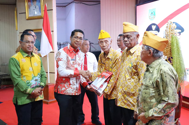 Wabup Rohil Berikan Tali Asih kepada Veteran Kemerdekaan