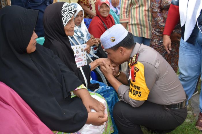 Nenek Khadijah Teteskan Air Mata  Kala Merangkul Wakapolresta Pekanbaru