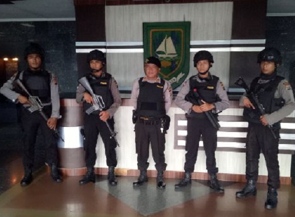 Dijaga Polisi Bersenjata Lengkap, KPK Geledah Kantor PUPR Bengkalis