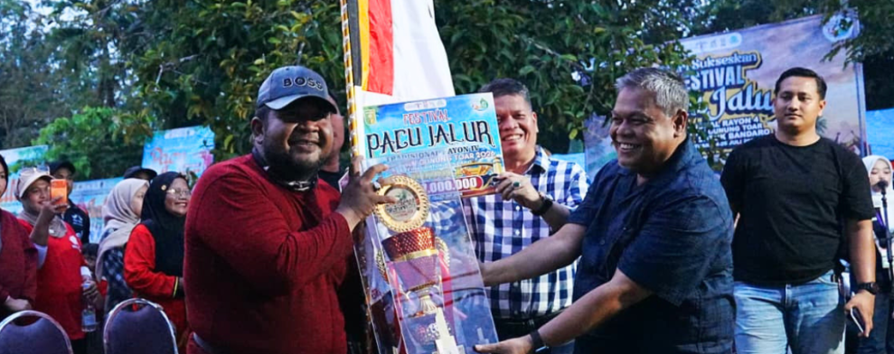 PLH Sekda Kuansing Tutup Pacu Jalur Rayon IV Gunung Toar, Keramat Jubah Merah Raih Gelar Juara