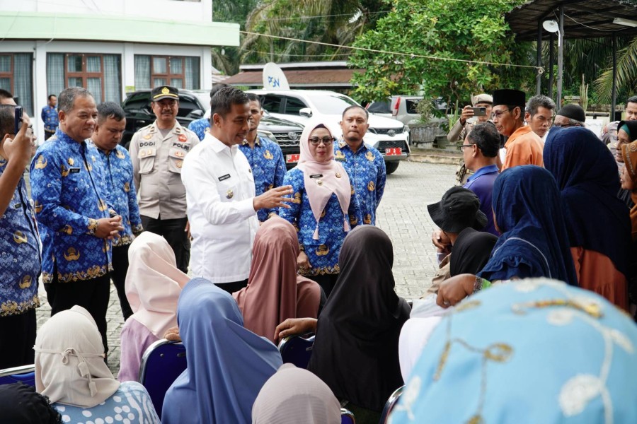 Bupati Kampar Serahkan Bantuan Beras untuk Masyarakat Miskin, Disabilitas, Lansia dan Janda di Kecamatan Tambang