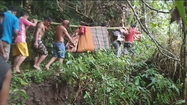 Miris! Sakit Usai Tugas di TPS, Bripka I Made Ditandu Warga dengan Sarung 