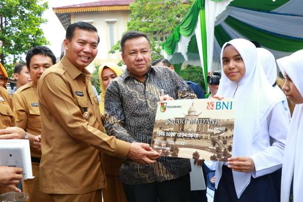 Kerjasama dengan BI dan BNI, Wali Kota  Pekanbaru Launching Kartu Smart Madani dan KIA