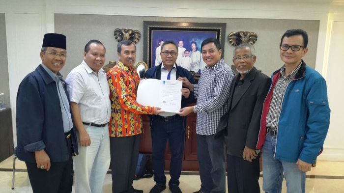 Diserahkan Zulkifli Hasan, Pasangan Syamsuar-Edy Terima SK Dukungan dari DPP PAN