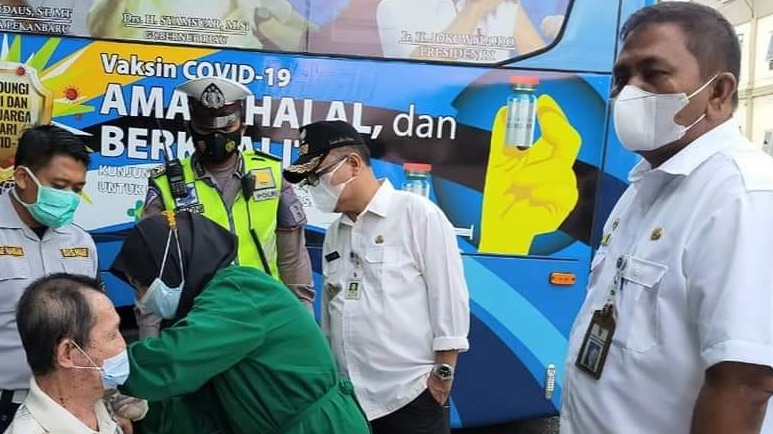 Camat Payung Sekaki Pantau Vaksinasi Massal Gudang Avian Air Hitam