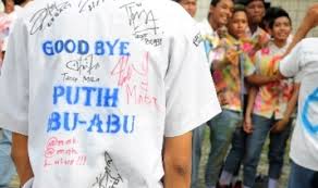 Basah-basah, Sambil Coret Baju dan Bilang...''Woooiii....Aku Lulus.....''