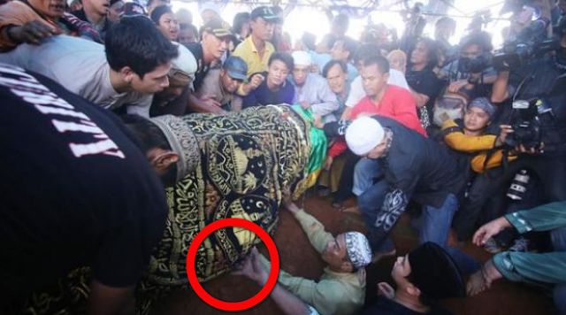 KISAH NYATA: Jenazah Wanita Cantik Ini Ditolak Bumi, Ternyata Selama Hidup Dia Suka...