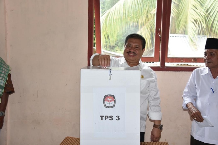 Pilkades Bengkalis, Bupati Amril Salurkan Hak Suara di TPS 3 Muara Basung