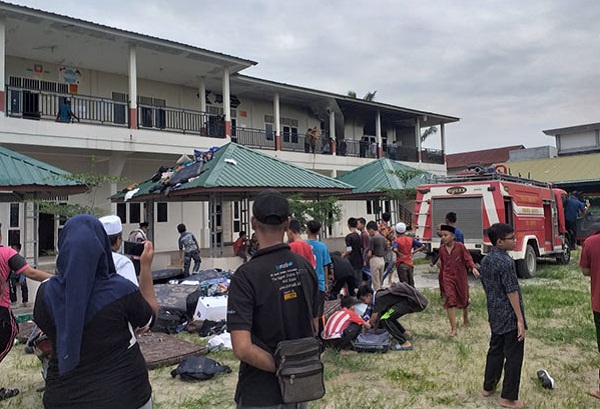Tolongggggg! Gedung Asrama Putra Islamic Center Terbakar, Siswa Berhamburan Keluar