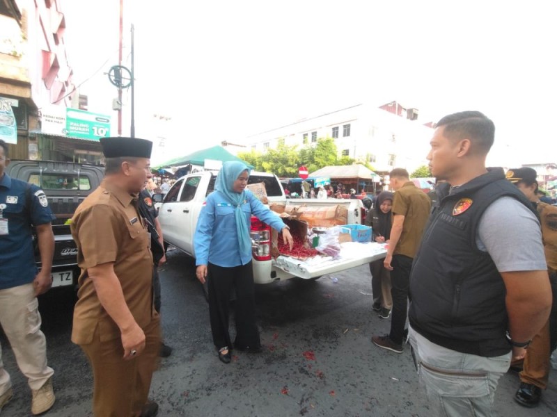 Pemprov Riau Distribusikan Satu Ton Cabai Merah di Lima Pasar Pekanbaru