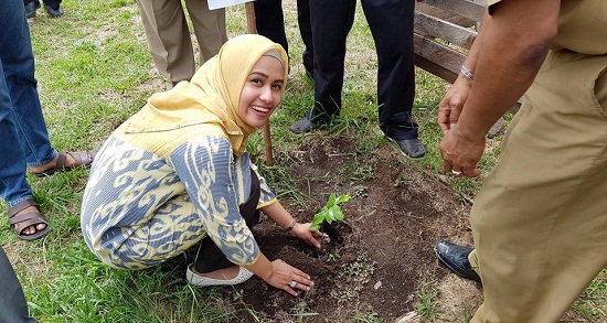 Tingkatkan Kesadaran Masyarakat, Karmila Sari Sosialisasikan Perda tentang Lingkungan Hidup