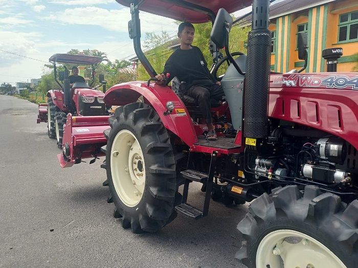 Petani di Rohil Trima 48 Unit Alat dan Mesin Tanam Padi