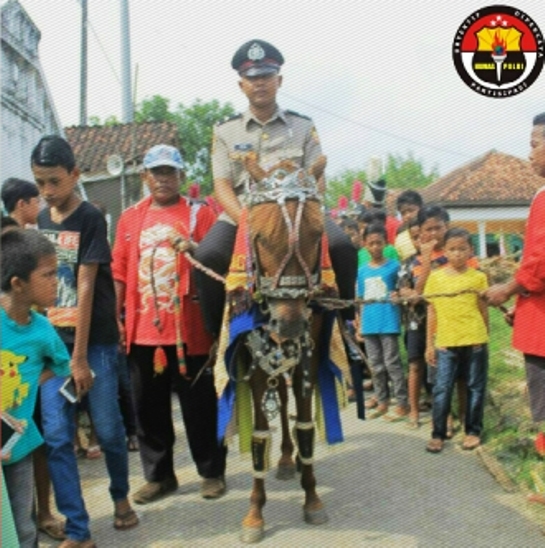 Lulus Jadi Polisi, Anak Petani Ini Diarak Keliling Kampung Pakai Kuda