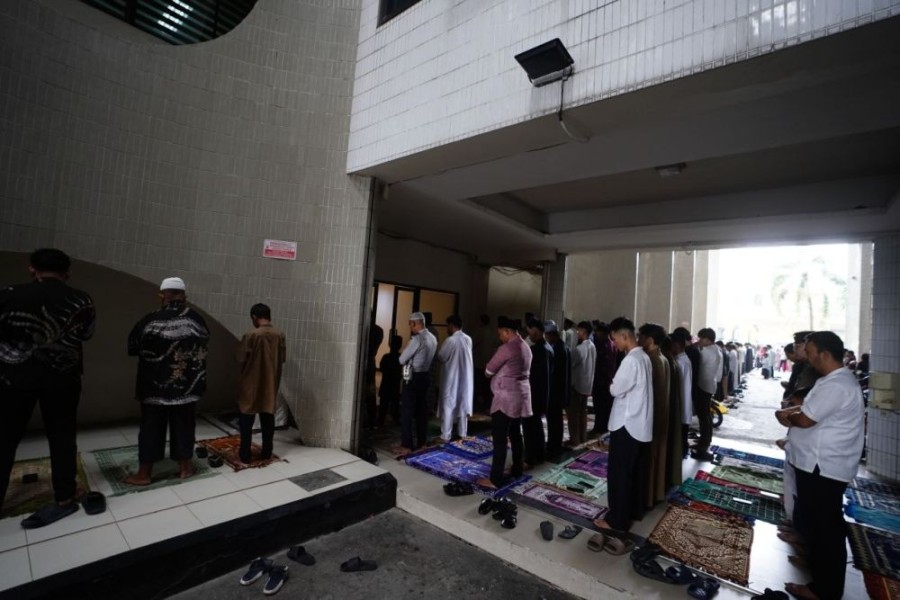 Diguyur Hujan, Salat Id Pemprov Riau Pindah ke Masjid Al Hidayah Tetap Khidmat