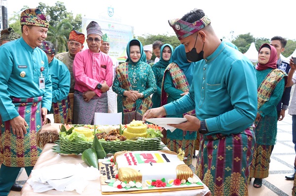 Bupati Rokan Hulu,Sukiman Pimpin Pelaksanaan Apel Hari Jadi Kabupaten Ke 23