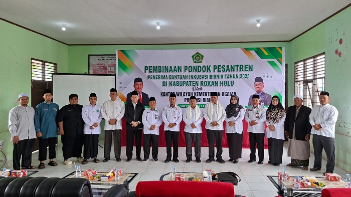 Kemenag Riau Serahkan Bantuan Inkubasi Bisnis untuk 13 Pondok Pesantren