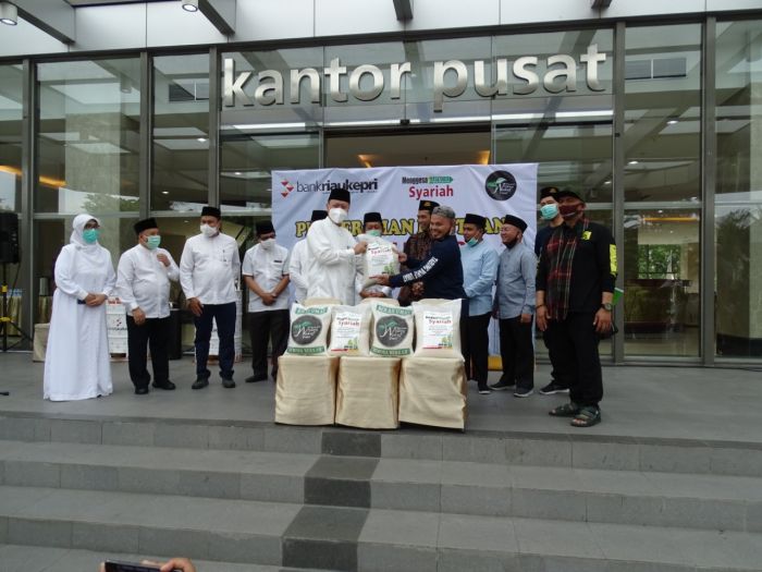 Sekdaprov Riau Bersama Dirut BRK Lepas Keberangkatan Penyaluran Sedekah Pangan Bersama UAS