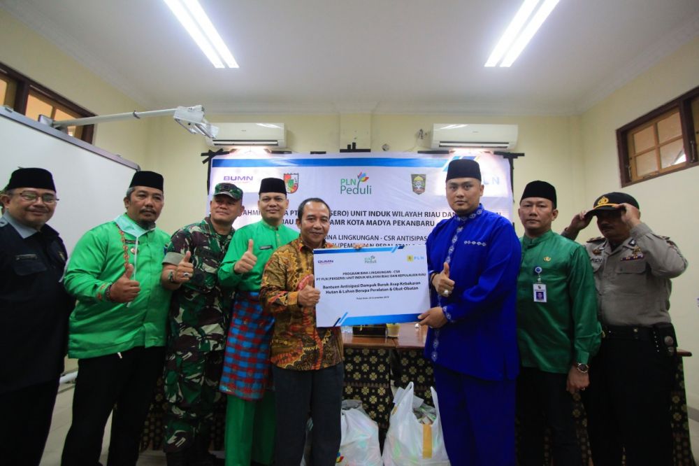 PLN Riau-Kepri Serahkan Bantuan Peduli Bencana Asap ke LAMR Pekanbaru