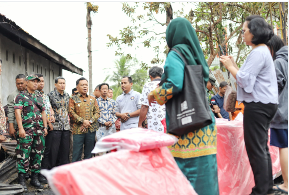 Gerak Cepat, Asmar Serahkan Bantuan Korban Kebakaran Rumah di Selatpanjang