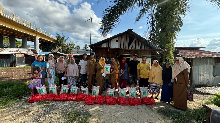 Pemko Pekanbaru Salurkan Bantuan Sembako untuk 11KK Warga  di Sri Meranti dan Meranti Pandak