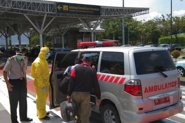 Pemeriksaan COVID-19 di Bandara SSK II Pekanbaru, 17 Orang Terkonfirmasi Positif
