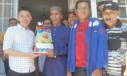 Serahkan Bantuan Bupati Afrizal Sintong Langsung kepada masyarakat pekerja kayu
