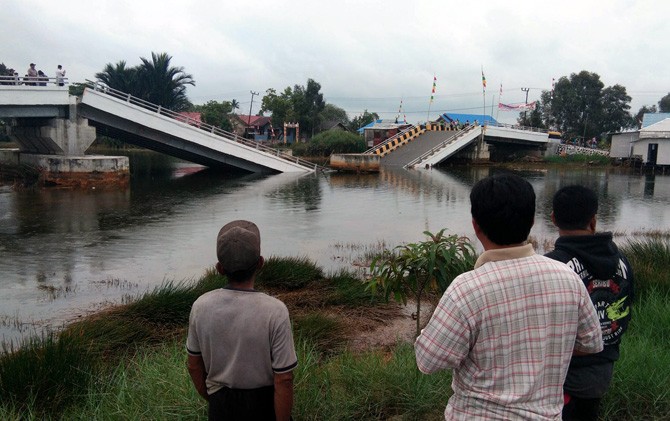ASTAGA...Baru Dibangun, Jembatan Bernilai Rp17 Miliar Ini Tiba-tiba Ambruk