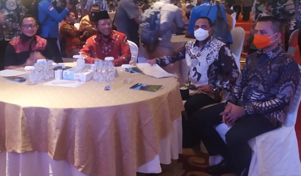 Mendagri Tito Karnavian ke Medan, Bisik-bisik ke Gubernur Edy Rahmayadi:  Di Sini New Normal Ya?