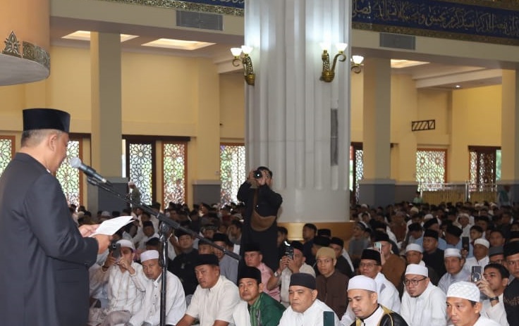 Bupati Anton Sholat Idul Fitri Bersama Ribuan Warga di Islamic Center