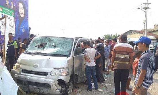 Coba Kabur,  Sopir dan Mobil Pelaku Tabrak Lari Diamuk Warga, Istri Pelaku Selamat Diamankan Warga