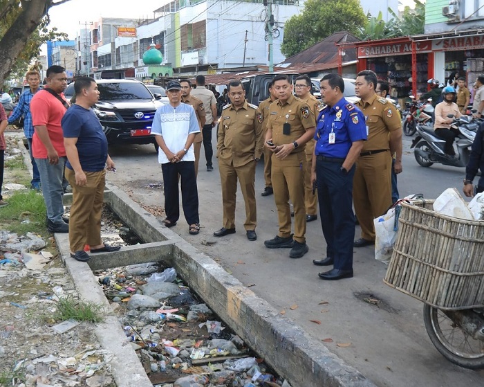Pj Wali kota Temukan Penyempitan Drainase Sebabkan Jalan Rusak