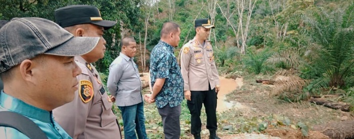 Bupati Instruksikan OPD Terkait Tanggapi Jalan Penghubung yang Amblas di Koto Inuman - Sigaruntang