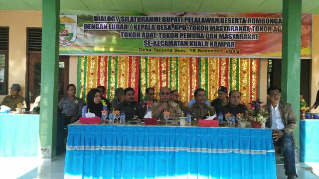 Dialog dengan Masyarakat Kuala Kampar, Ini Jawaban Bupati Harris