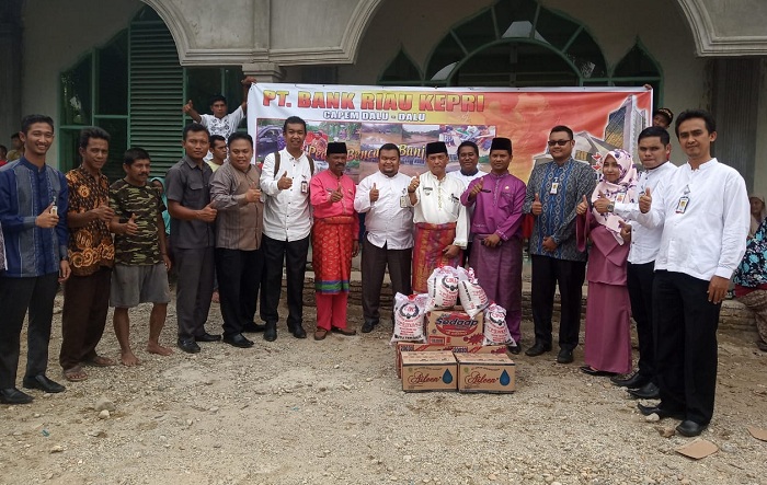 Bank Riau Kepri Capem Dalu-Dalu Serahkan Bantuan Bagi Korban Banjir