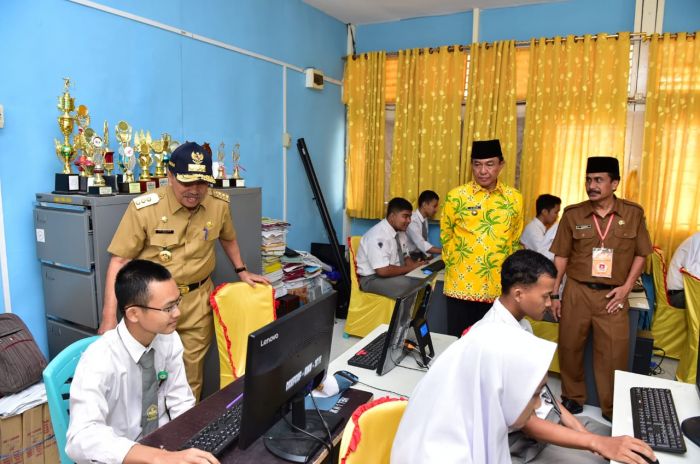 Gubri Tinjau Pelaksanaan UNBK di 2 SMKN Tembilahan