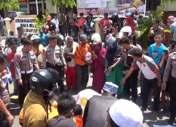 MENGERIKAN... Dilindas Truk BBM, Kepala Pengendara Revo Hancur, Darah Berceceran di Aspal