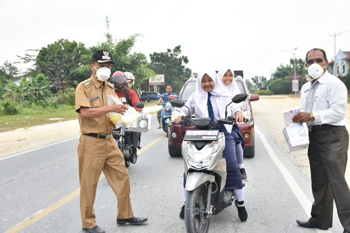 Antisipasi Penyebaran Corona, Camat Tambang Bagikan Masker ke Warga