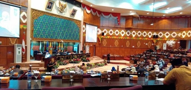 WADUH...Panas...Paripurna Hak Angket Dana Eskalasi Dihujani Interupsi Anggota DPRD Riau