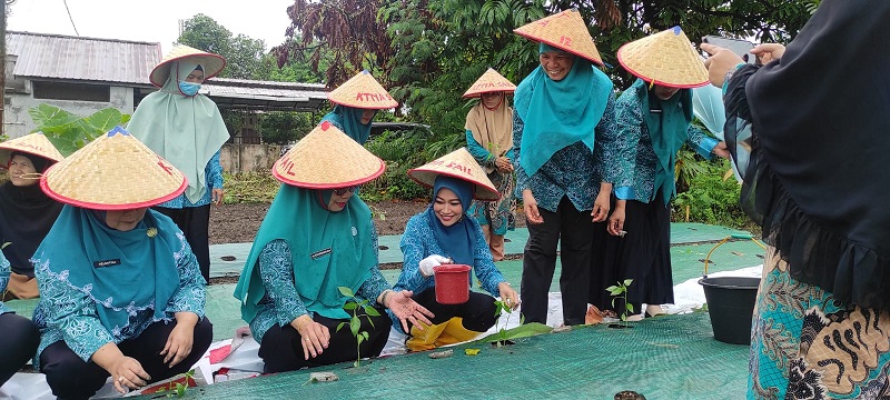 Raja Rilla Muflihun Pimpin  Gerakan Tanam Cabai Serentak se Kota Pekanbaru  di KWT Cemara