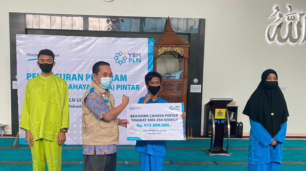 YBM PLN UI WRKR Luncurkan Program Beasiswa Cahaya Pintar Bagi 250 SiswaSMA Riau dan Kepri