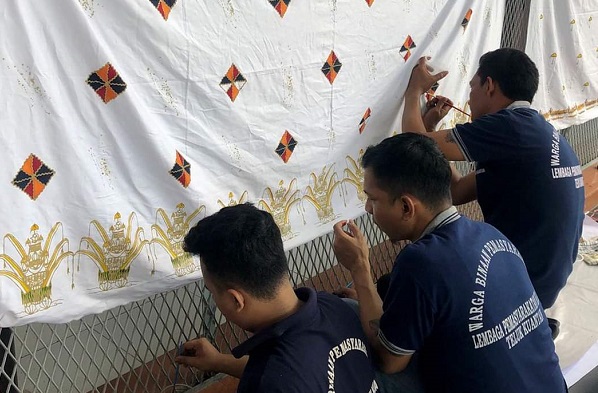 Pelatihan Lanjutan, Warga Binaan  Lapas Teluk Kuantan Siap Produksi Batik Kuansing