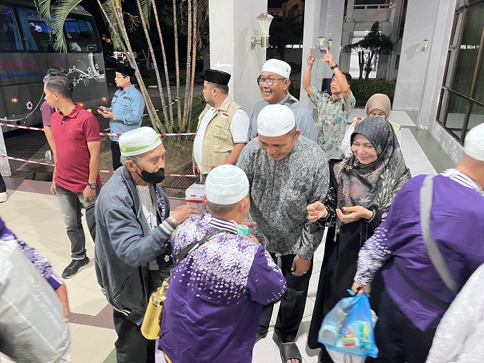 Suasana Haru Sambut Ketibaan Jemaah Haji Inhil di Debarkasi Batam
