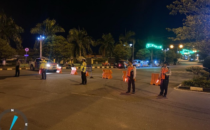 Sat Lantas Polres Rohul Lakukan Penyekatan Jalan
