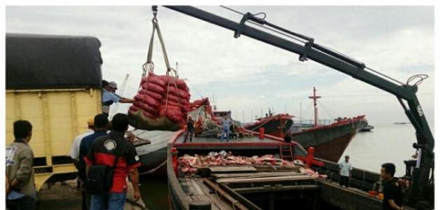 Kepergok, Kapal Penyelundup 700 Kantong Bawang Merah Ilegal Ini Tambrak Kapal BC di Penyebal