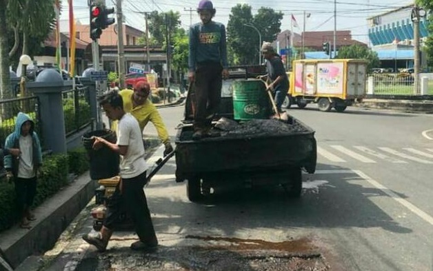 Dinas PUPR Perbaiki Kerusakan Jalan Dr Sutomo Kecamatan Limapuluh