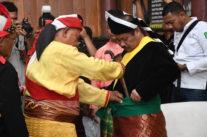 Bupati Amril Terima Gelar Adat dari Suku Sakai Bathin 8 dan 5