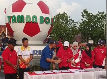 Punya Lapangan Mini Soccer  Standar Internasional di Pangkalan Kerinci, Bupati Zukri: Terima Kasih RAPP