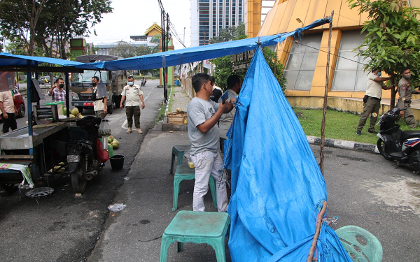 Satpol PP Tertibkan Iklan dan PKL di Jalur Hijau