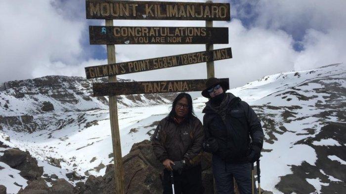 KERENNN...Pakai Tanjak, 2 Pendaki Asal Riau Injakkan Kaki di Puncak Kilimanjaro